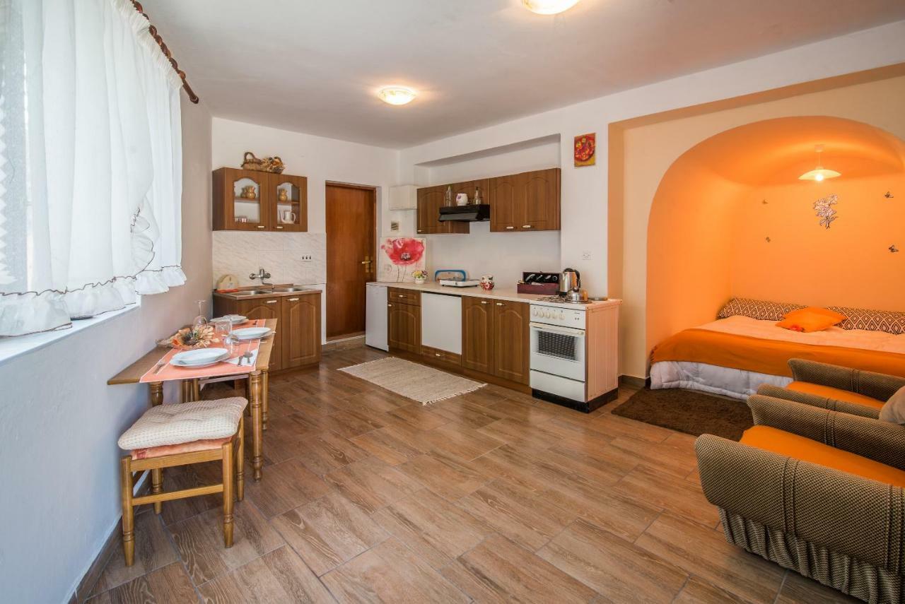 Apartmani Marija Malinska Exterior photo